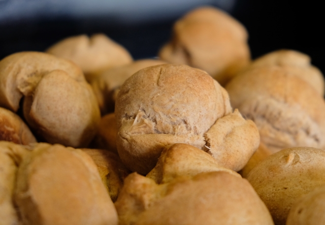 A pile of small brown bread rolls